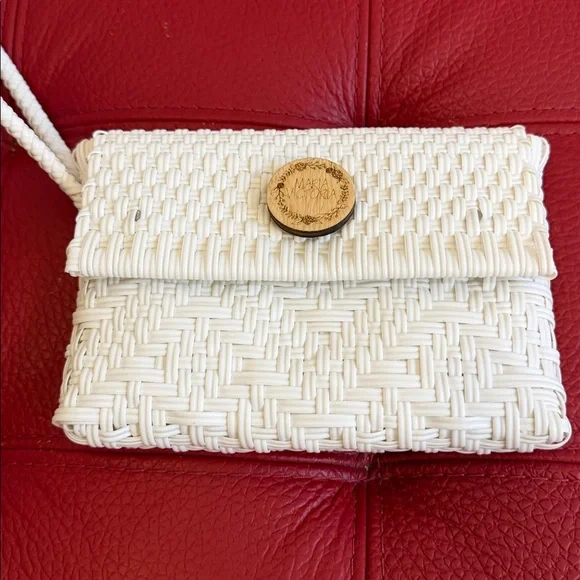 BNWT Maria Victoria Mono White Carlota Plastic Woven Straw Wristlet Clutch - Picture 4 of 10